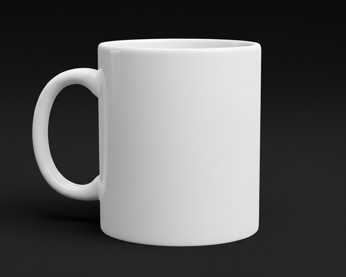 Weiße Keramiktasse von Mugnificent Studio vor dunklem Hintergrund